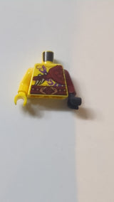 Ninjago-Torso: Freier Oberkörper, lila Schlangen-Tattoo, Schulterpolster, Schlangenmuster / Links: Dunkelroter Arm, links: Schwarze Hand / Rechts: Gelber Arm, rechts: Hand gelb