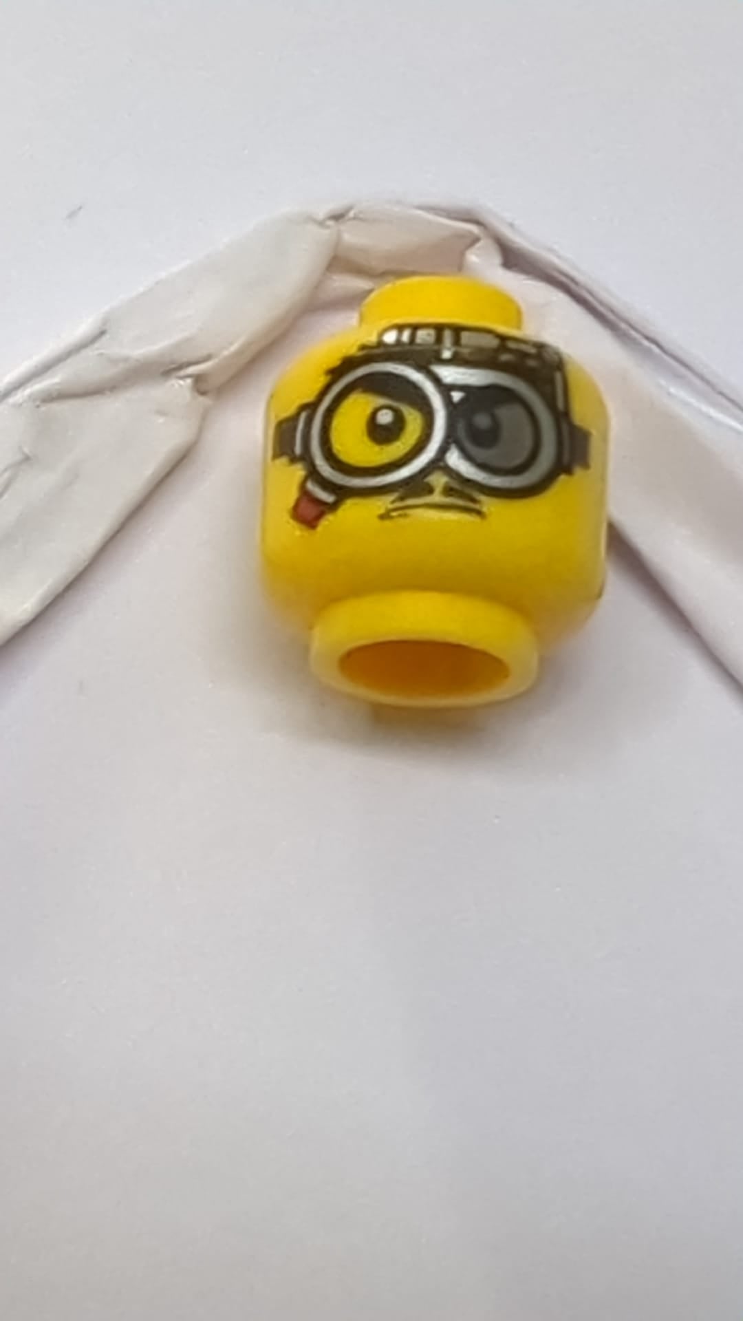 Minifigur, Kopf, doppelseitige Brille, rot-graue Linse / klares-graues Linsenmuster gelb