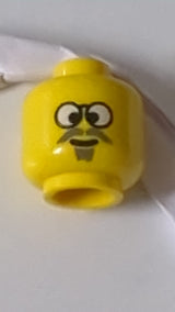 Minifigur, schielender Kopf, schwarze Brille mit weißen Gläsern, dunkelgrauer Schnurrbart und Spitzbart, Grinsen gelb