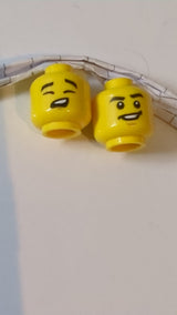 NEU Minifigur, Kopf mit doppelseitigen schwarzen Augenbrauen, breites Lächeln, Kinn/Augen geschlossen, Gesangsmuster gelb