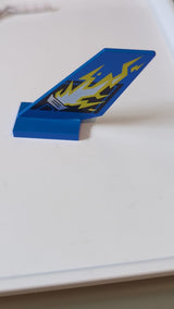 Heckshuttle mit Blitzsymbol und Düsenmuster auf beiden Seiten blau