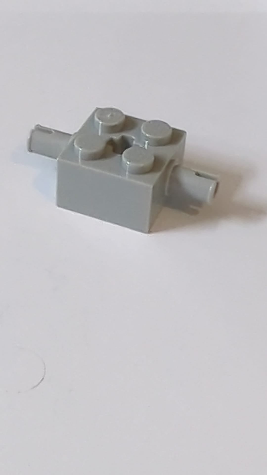 2x2 Stein modifiziert mit Stiften und Achsenloch althellgrau