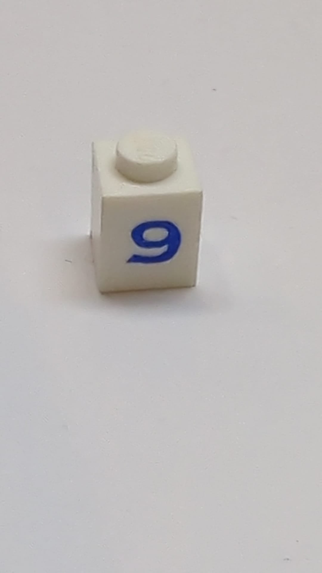 1x1 Stein mit blauem Zahlenmuster (Nummer 9) weiß