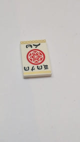 2x3 Fliese mit rotem Kreis mit Blütenblättern und innerem Kreis, Ninjago-Logo „DOJO WU“ und goldenem Randmuster weiß
