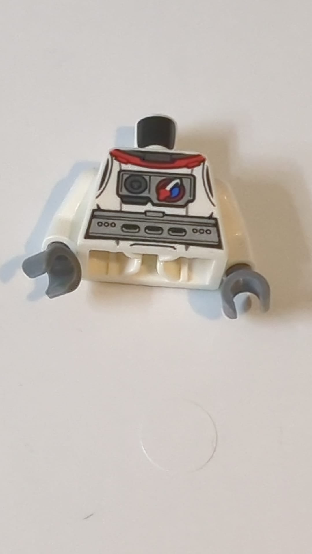 Torso des Raumanzugs: Silberner Gürtel und Brustpanzer mit Space-Shuttle-Logo, Vorder- und Rückseite mit Muster / Weiße Arme / Dunkelblaugraue Hände weiß