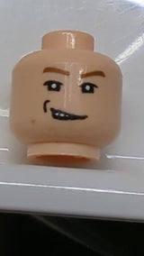 Minifigur, männlicher Kopf, braune Augenbrauen, weiße Pupillen, spöttischer Gesichtsausdruck, Grübchenmuster rechts hellnougat (fleischfarben)