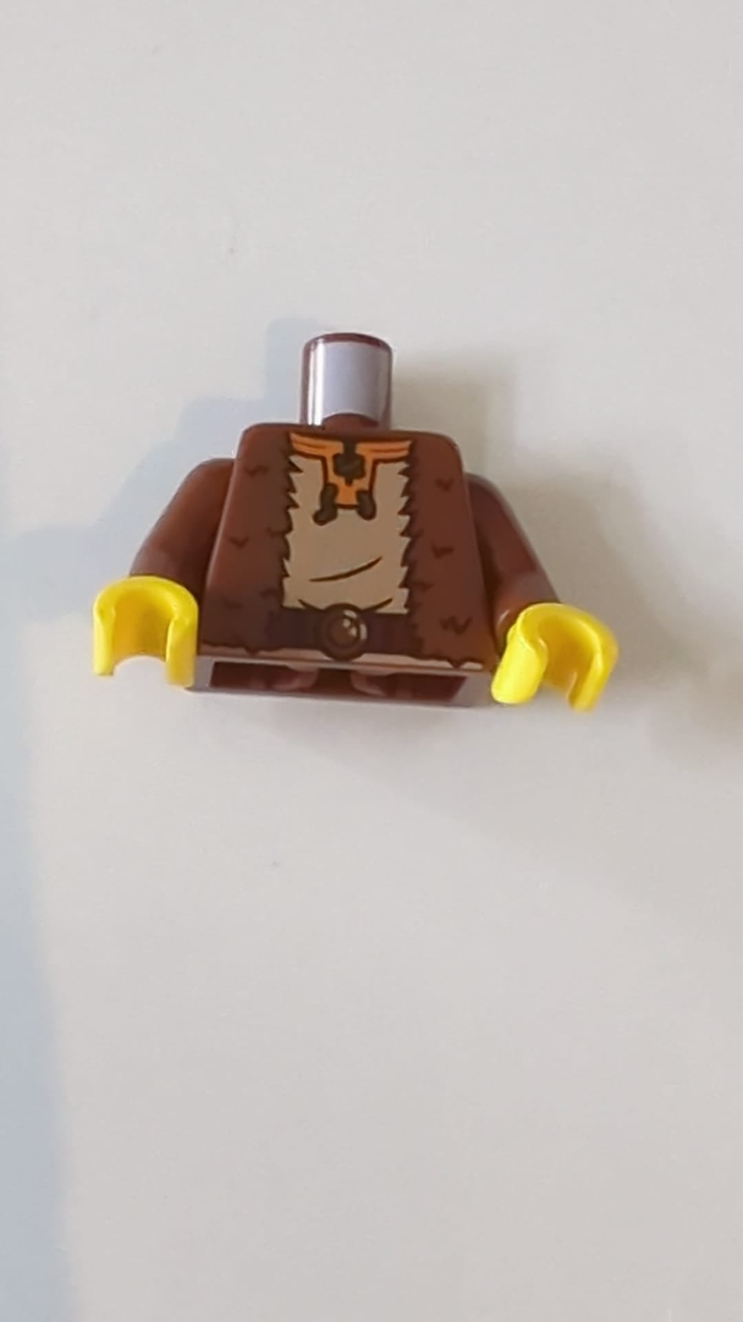 NEU Offene Pelzjacke über einem mittellangen, nougatfarbenen Hemd mit orangefarbenem Kragen, dunkelroter Gürtel mit runder Schnalle, Muster „BAM“ / rötlich-braune Ärmel / gelbe Hände neubraun