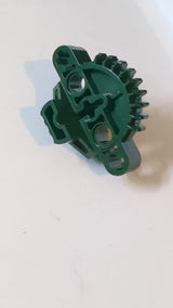 Bionicle Matoran-Torso, Zahnrad mit 9 Zähnen, 3 Achsenlöchern und 2 Stiftlöchern dunkelgrün