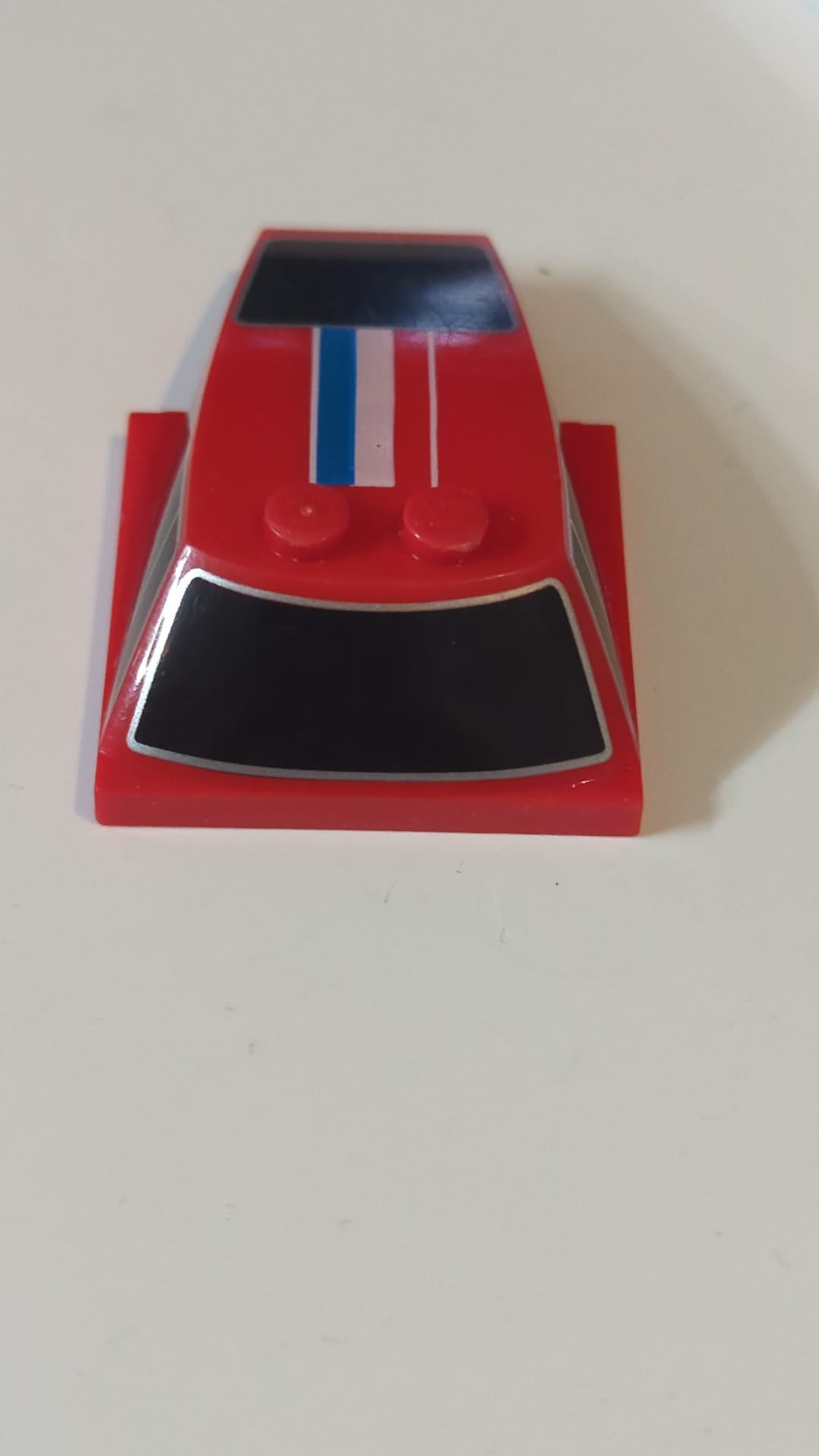 6x4x1 1/3 Windschutzscheibe Keil mit 4x4 Sockel mit Fenstern und blau-weiß-rotem Streifenmuster rot
