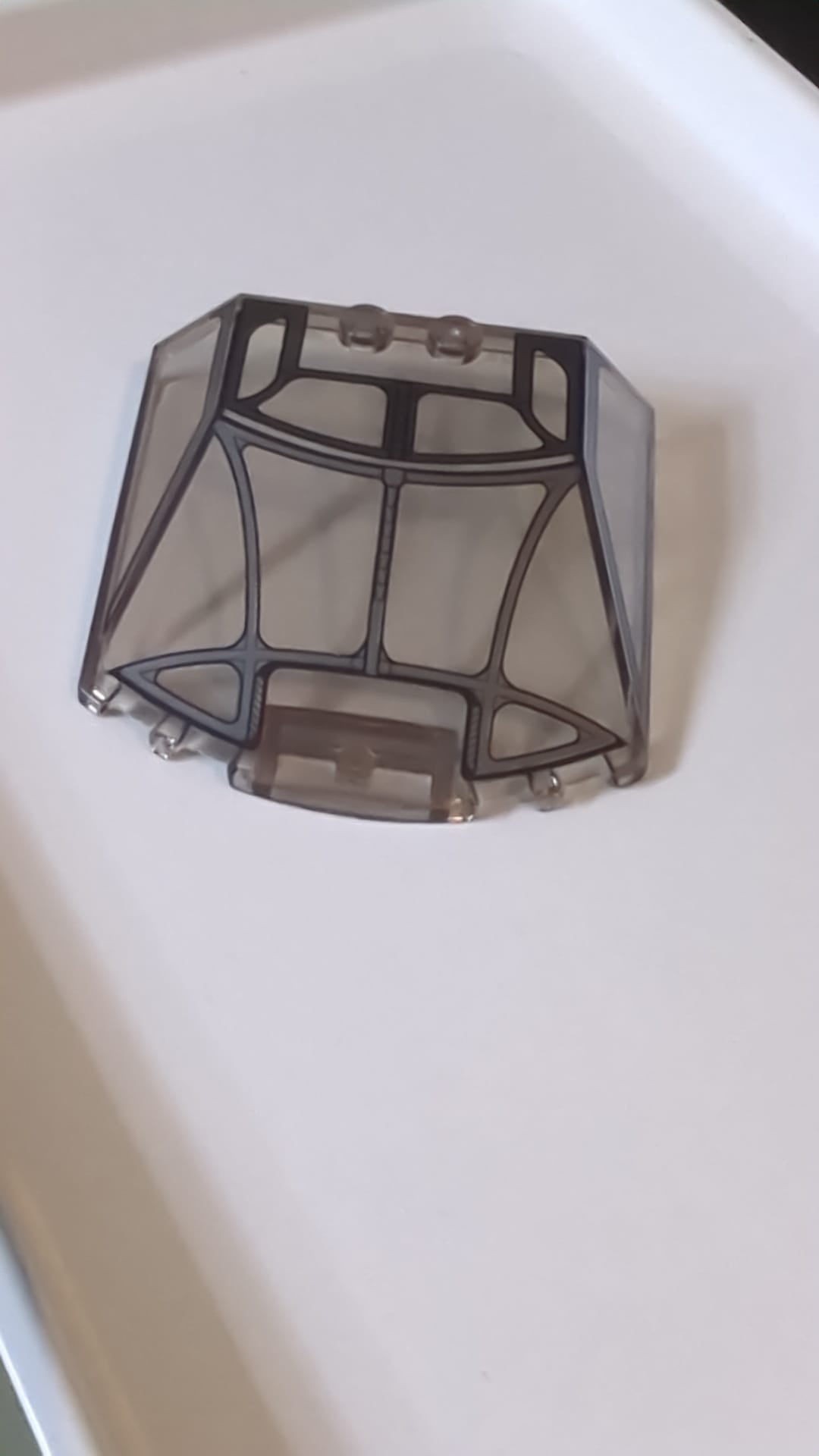 6x6x1 1/3 Windschutzscheibe gerade Seiten mit silbernem Fensterrahmen-Umrissmuster transparent braun (alt: schwarz)