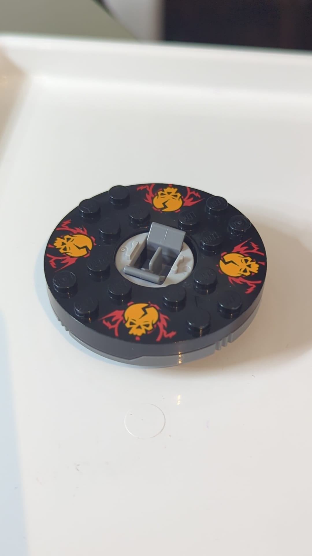 6x6x1 1/3 Ninjago Spinner runde Basis, schwarze Oberseite mit orangefarbenen Totenköpfen auf rotem Muster (Ninjago-Spinner) neudunkelgrau