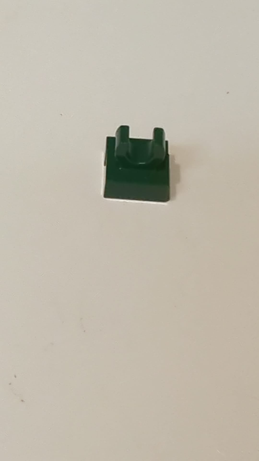 NEU 1 x 1  Fliese, modifiziert mit offenem O-Clip dunkelgrün