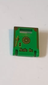 2x2x2 Behälter, Box Tür mit Schlitz mit schwarzem und goldenem Drehknopf, Griff, Schlüsselloch und „Safe Co“-Muster grün