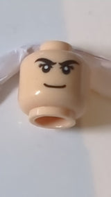 Minifigur, männlicher Kopf, schwarze Augenbrauen, Wimpern, Lächeln, weiße Pupillen hellnougat (fleischfarben)