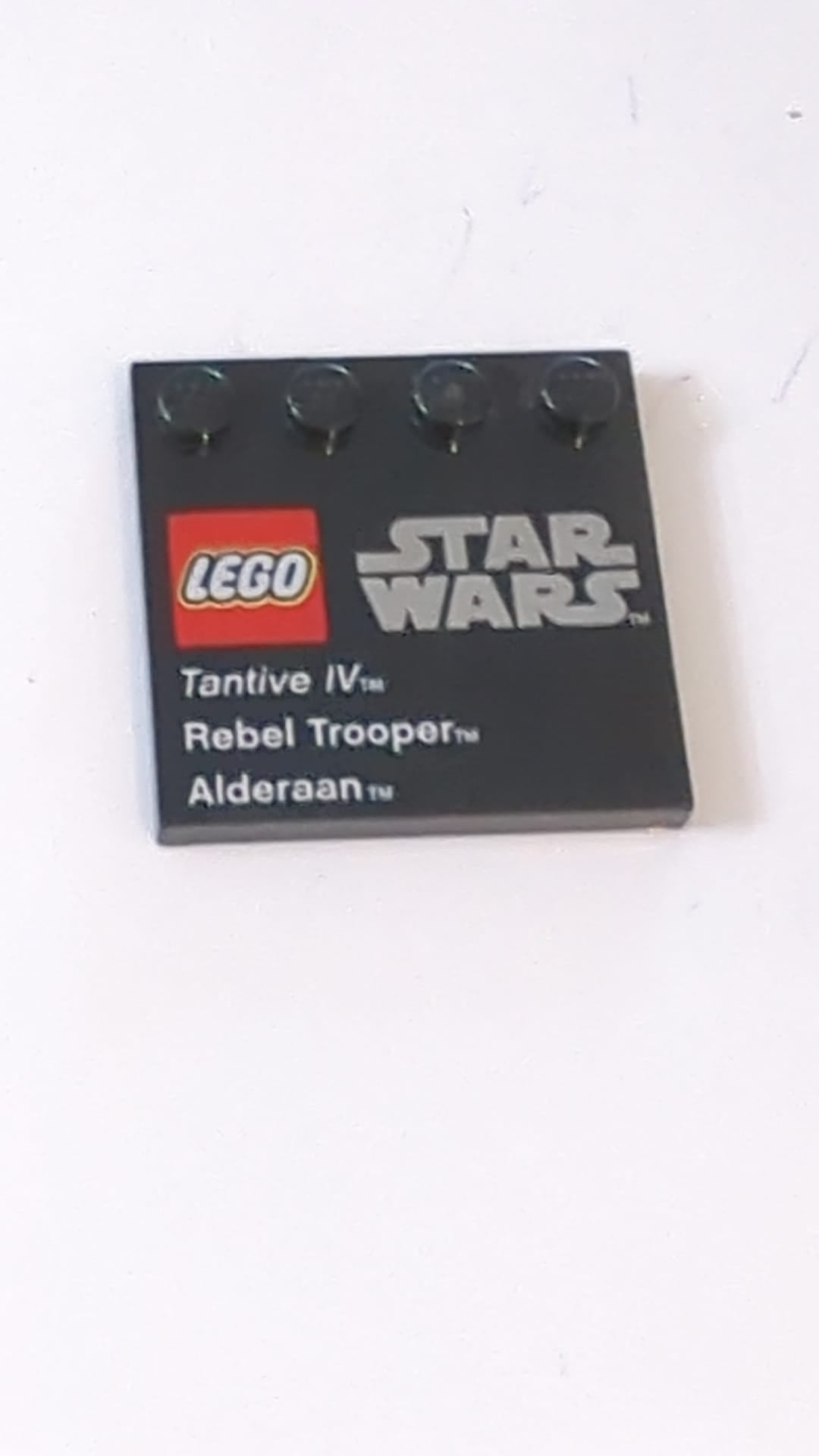 4x4 Fliese, modifiziert mit Noppen am Rand mit LEGO Star Wars Logo, „Tantive IV“, „Rebel Trooper“ und „Alderaan“-Muster schwarz