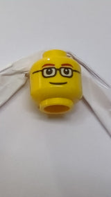 Minifigur, Kopf: dunkelrote, dünne Augenbrauen, schwarze rechteckige Brille mit weißen Gläsern, Grinsen gelb