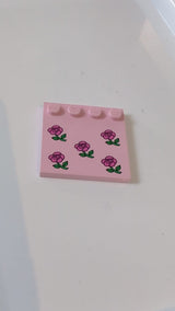 4x4 Fliese, modifiziert mit Noppen an der Kante und dunkelrosa Blumenmuster rosa