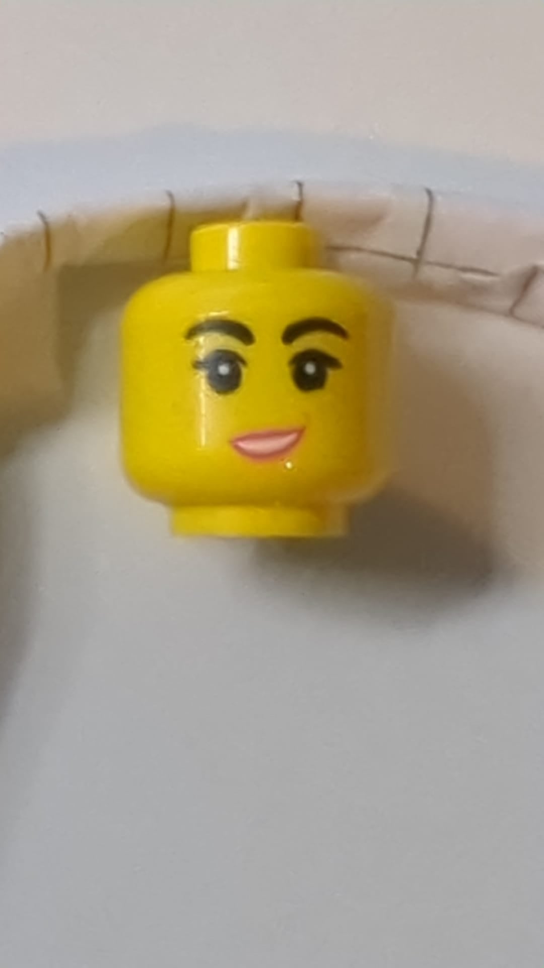 Minifigur, Kopf, doppelseitig, weiblich, schwarze Augenbrauen, Wimpern, Sommersprossen, dunkelrosa Lippen, schiefer, offener Mund, breites Lächeln mit Zähnen / wütendes Muster gelb