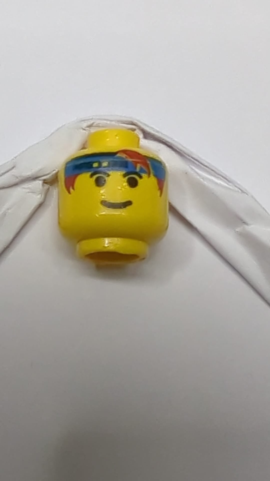 Minifigur, männlicher Kopf mit blauem Stirnband und Augenbrauenmuster gelb