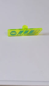Minifigur, Utensil-Gameplayer-Etikett mit pixeligem, mittelblauem Ninja-Kopf und unterbrochenem Streifen-/Lebensleistenmuster transparent neongrün (gelb)