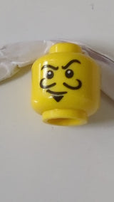 Minifigur, Kopf, dünne, schiefe Augenbrauen, lockiger Schnurrbart, Spitzbart und weiße Pupillen (Muster) gelb