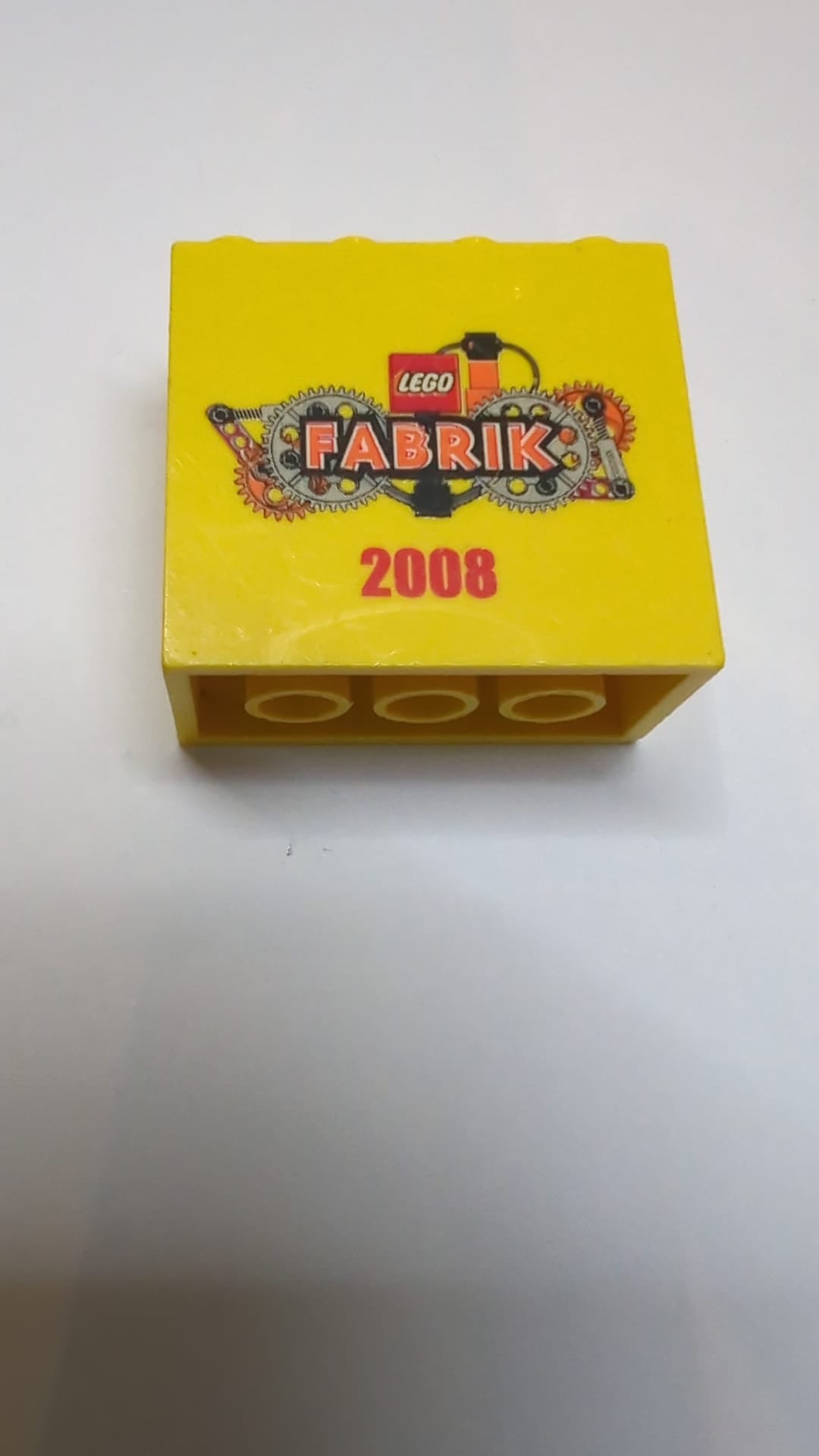 2x4x3 Stein mit LEGO Fabrik 2008 Muster A gelb