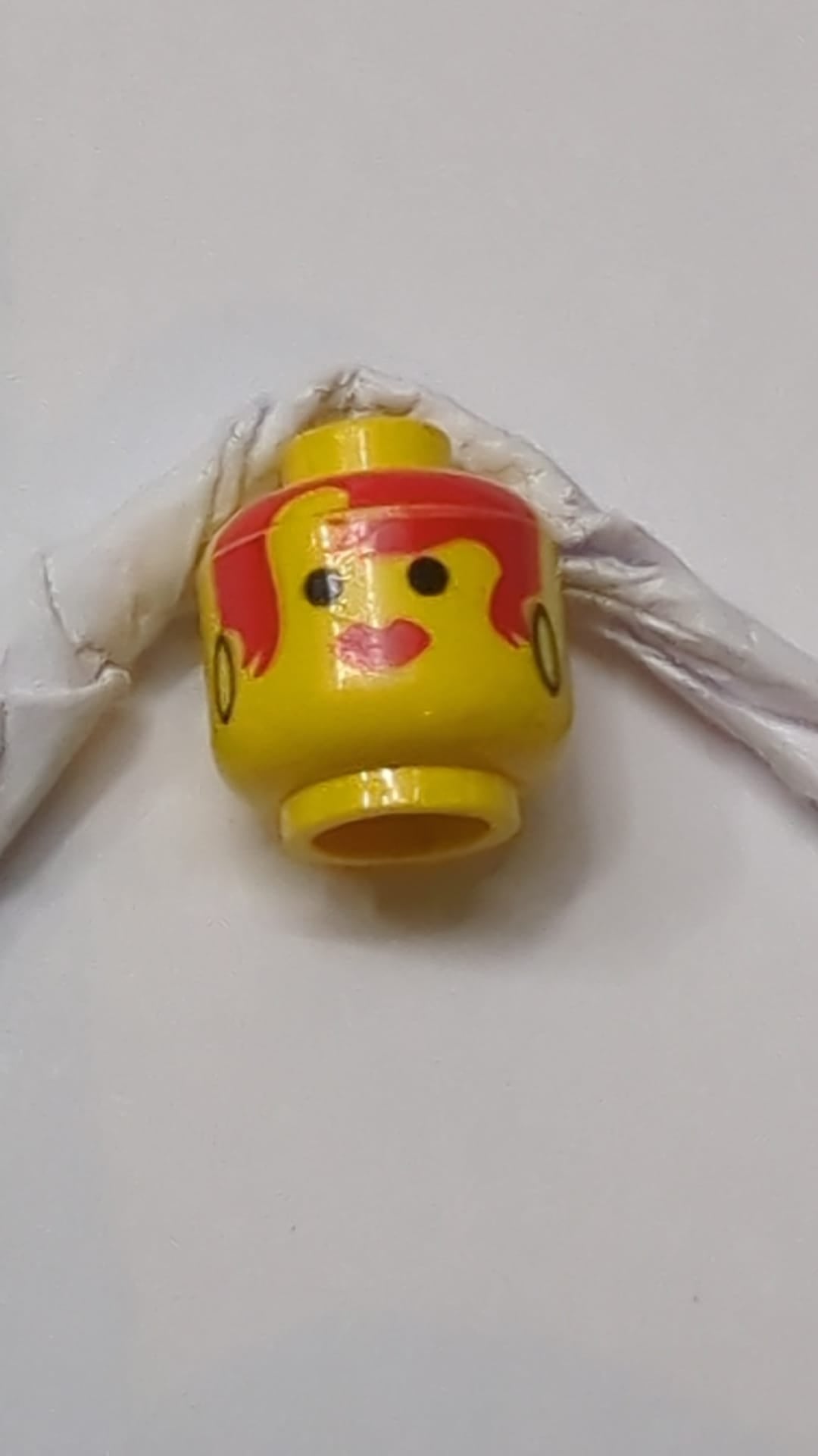 Minifigur, weiblicher Kopf mit eisroten Haaren und schwarzen Creolen (Muster) gelb