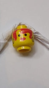 Minifigur, weiblicher Kopf mit eisroten Haaren und schwarzen Creolen (Muster) gelb