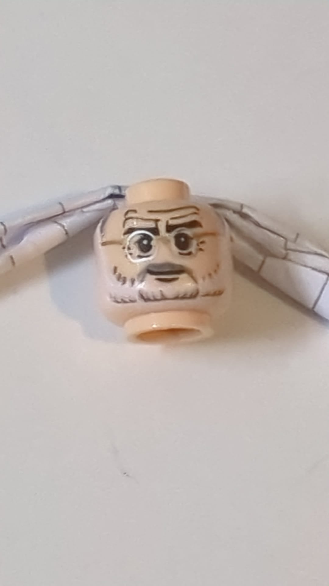 Minifigur, Kopf mit silberner Brille, grau-weißem Bart und grauem Schnurrbartmuster „Henry Jones Sr.“ hellnougat (fleischfarben)