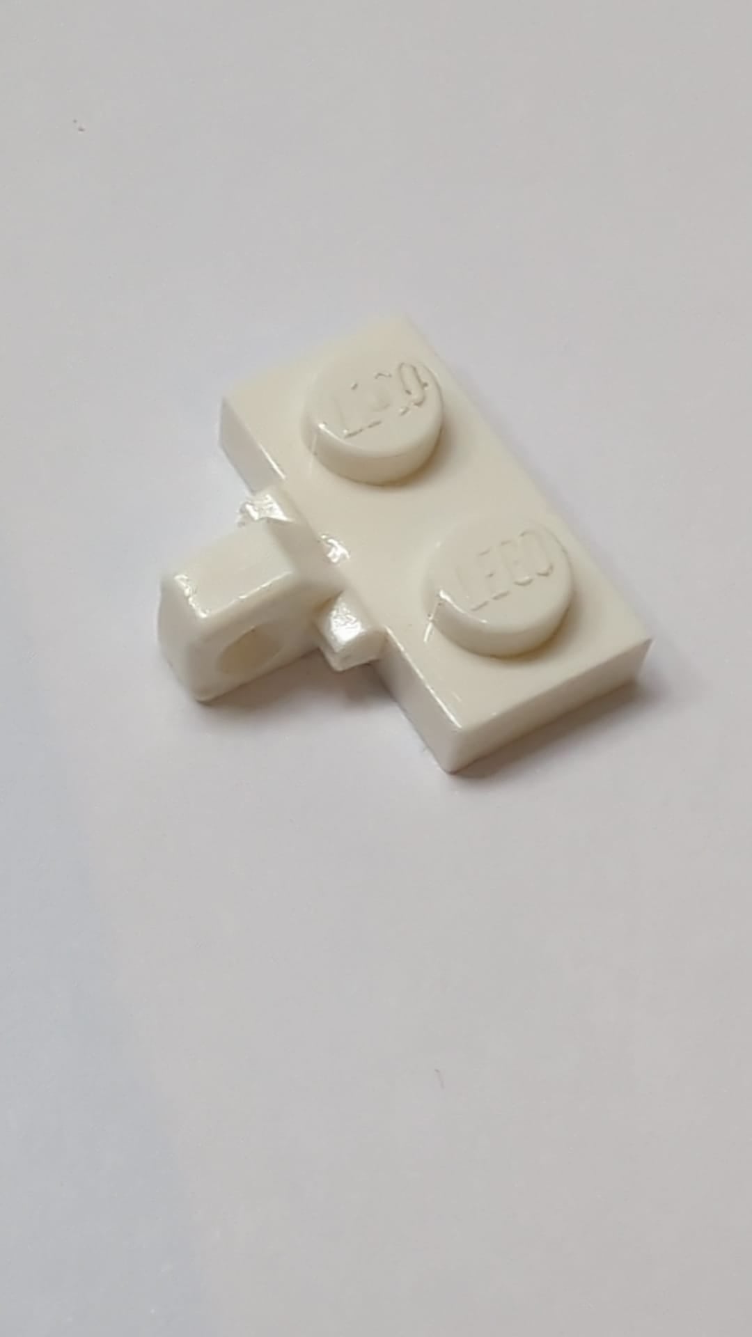 1x2 Scharnierplatte, Verriegelung mit 1 Finger an der Seite, ohne untere Nut weiß