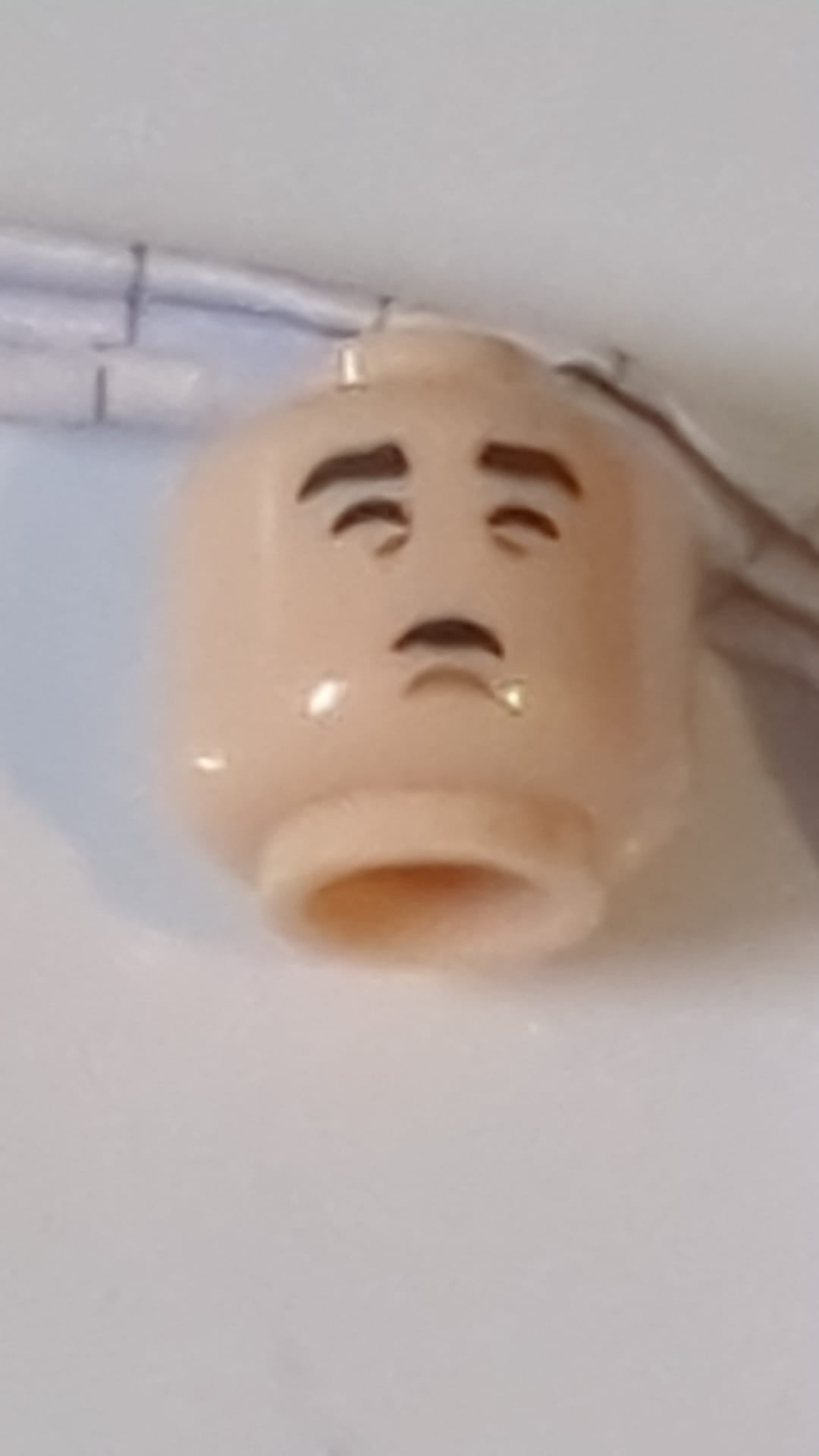 Minifigur, Kopf doppelseitig, Kind, dunkelbraune Augenbrauen, mittelbraunes Kinn, Grübchen, neutraler offener Mund mit Hasenzähnen / Schlafendes Muster mit hochgezogenen Augenbrauen hellnougat (fleischfarben)