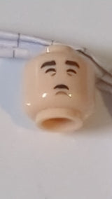 Minifigur, Kopf doppelseitig, Kind, dunkelbraune Augenbrauen, mittelbraunes Kinn, Grübchen, neutraler offener Mund mit Hasenzähnen / Schlafendes Muster mit hochgezogenen Augenbrauen hellnougat (fleischfarben)