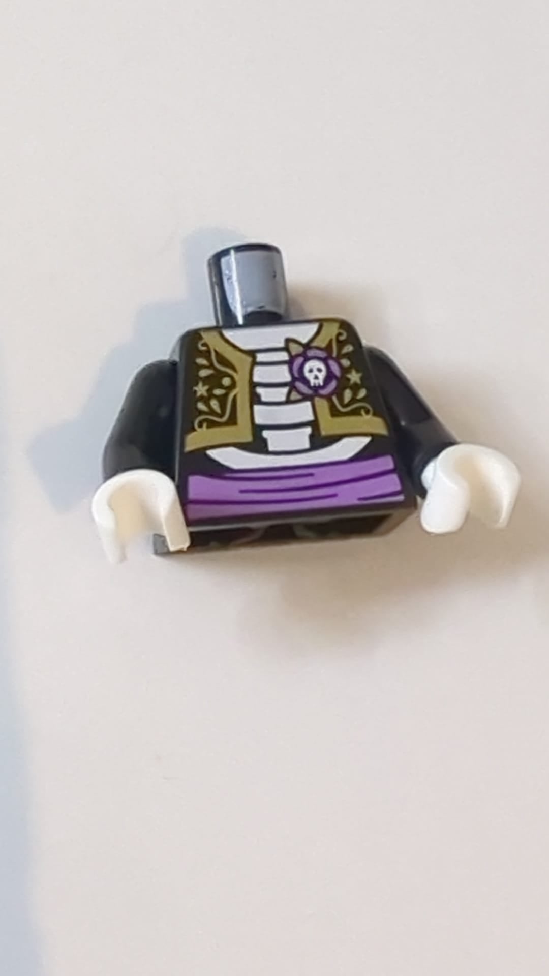 NEU Kurze Jacke „Torso El Catrín“ mit aufwendiger Goldborte, Rose mit weißem Totenkopf über Skelett-Torso, mittelviolettes Schärpenmuster „BAM“ / schwarze Arme / weiße Hände schwarz