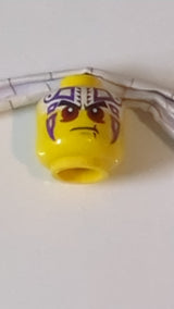 Minifigur, Kopf: Schwarze Augenbrauen, Dunkelrote Augen, Dunkelviolettes und weißes Tattoo-Muster gelb