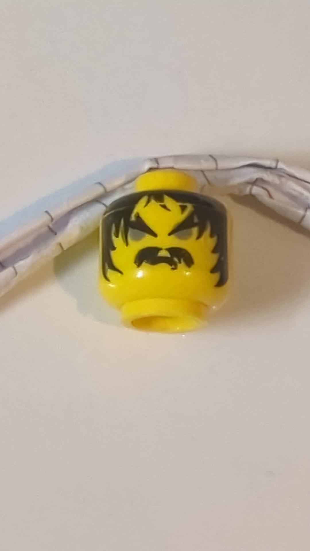 Minifigur, Kopf, Schnurrbart, graue Augen, Stirnrunzeln gelb