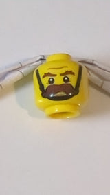 Minifigur, Kopf: rötlich-braune, buschige Augenbrauen und dichter Schnurrbart, schwarzer Kinnriemen, mittelgroßes nougatfarbenes Kinngrübchen und Falten, zusammengezogene Stirn, strenges Gesichtsmuster gelb