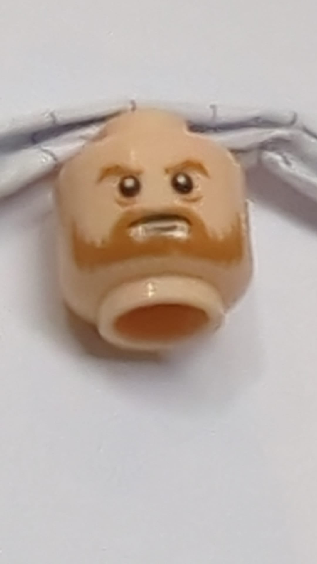 Minifigur, Kopf, mittelgroßer nougatfarbener Bart und buschige Augenbrauen, weiße Pupillen, strenges Muster hellnougat (fleischfarben)