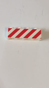 1x4 Stein mit rotem Gefahrenstreifenmuster „Gedruckte Version“ weiß