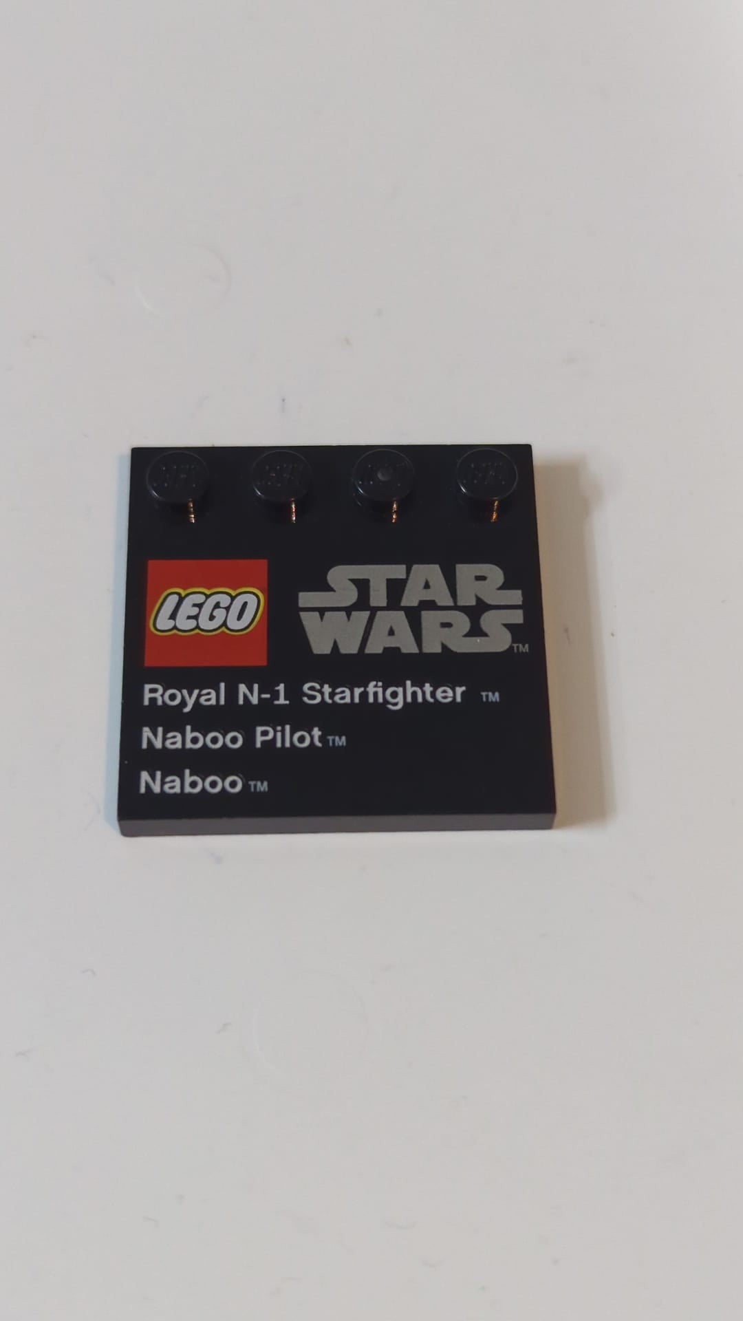 4x4 Fliese, modifiziert mit Noppen an der Kante mit LEGO Star Wars Logo, „Royal N-1 Starfighter“, „Naboo Pilot“ und „Naboo“-Muster schwarz