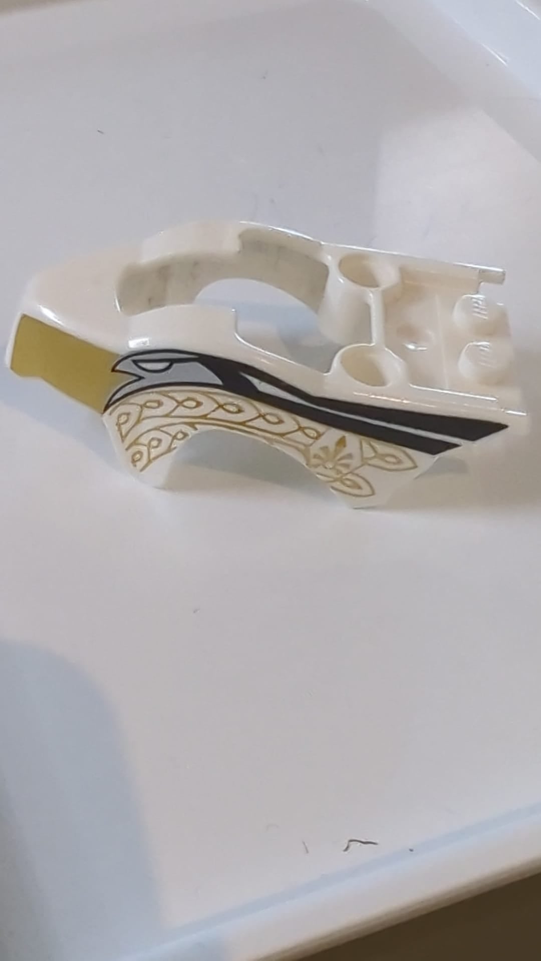 Schwungradverkleidung in Vogelform mit Adler- und Goldornamentmuster weiß