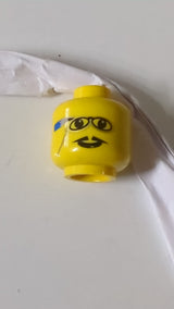 Minifigur, Brille mit Stift hinter dem Ohr und spitzem Schnurrbartmuster gelb
