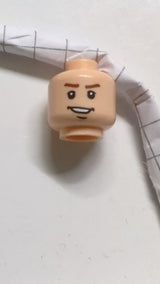 Minifigur, Kopf: rötlich-braune Augenbrauen, Oberlider, Grübchen und Kinngrübchen, asymmetrisches, offenes Lächeln mit Zahnmuster hellnougat (fleischfarben)