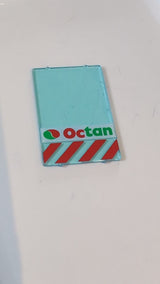 1x4x5 Fensterglas mit Octan-Logo und rotem Warnstreifenmuster transparent hellblau
