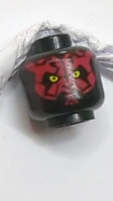 Minifigur, Alienkopf mit Star Wars Darth Maul-Motiv, rotes Gesicht, kleine gelbe Augen schwarz