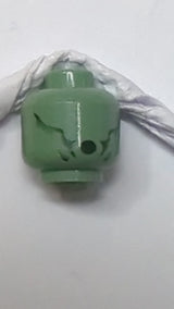 Minifigur, Kopf eines Alien-Dementors mit schwarzen, verblassten Wangenlinien, ovalem, offenem Mundmuster sandgrün