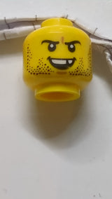 Minifigur, Kopf mit doppelseitigem Bartstoppeln, fehlendem Zahn, offenem Grinsen/Stirnrunzeln gelb