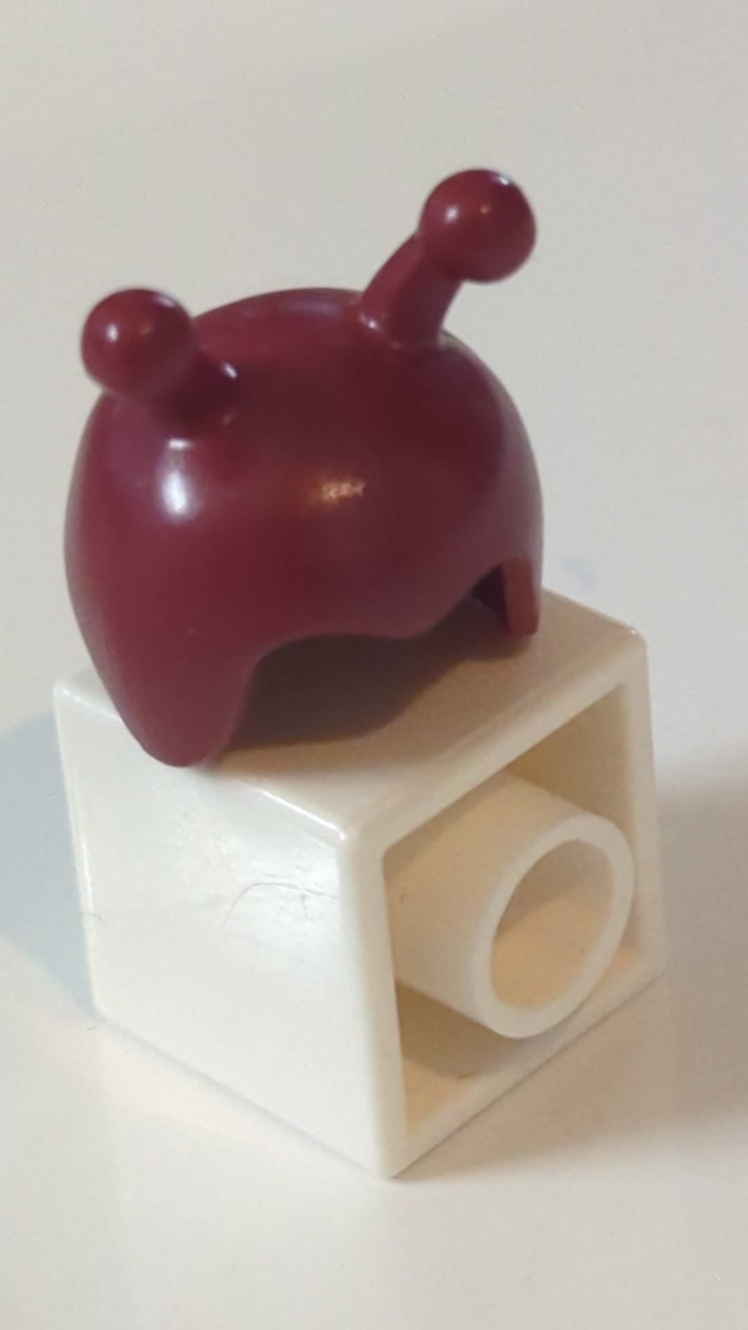 NEU Minifigur, Kopfbedeckung (Kappe), Insekt – flexibles Gummi dunkelrot