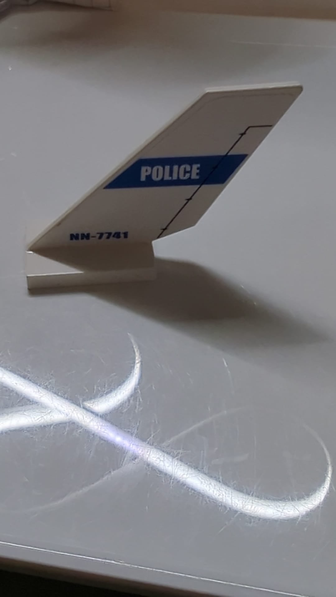 Heckshuttle mit der Aufschrift „POLICE“ auf blauem Streifen und dem Muster „NN-7741“ auf beiden Seiten – Aufkleber – Set 7741 weiß