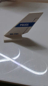 Heckshuttle mit der Aufschrift „POLICE“ auf blauem Streifen und dem Muster „NN-7741“ auf beiden Seiten – Aufkleber – Set 7741 weiß