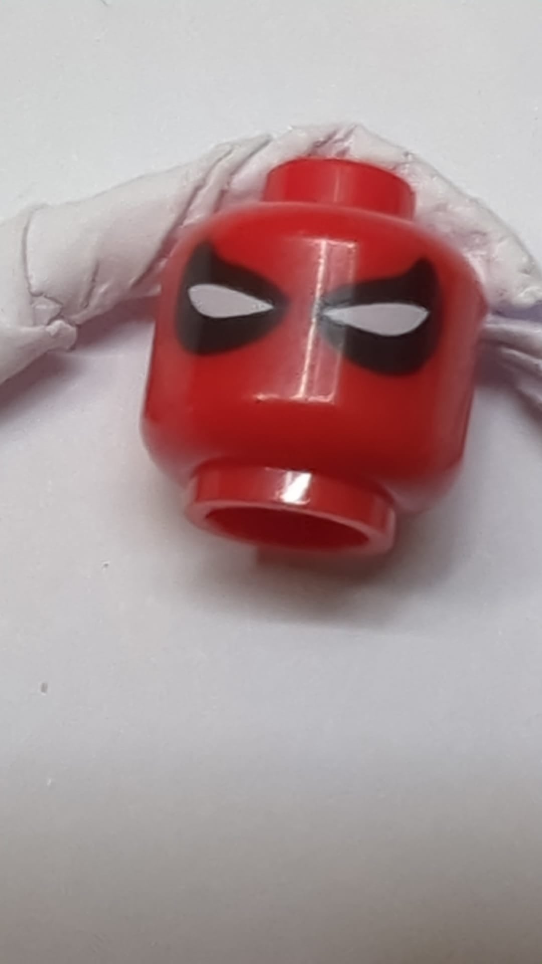 Minifigur, Kopfmaske mit weißen Sehschlitzen in großem schwarzem Tropfenmuster rot